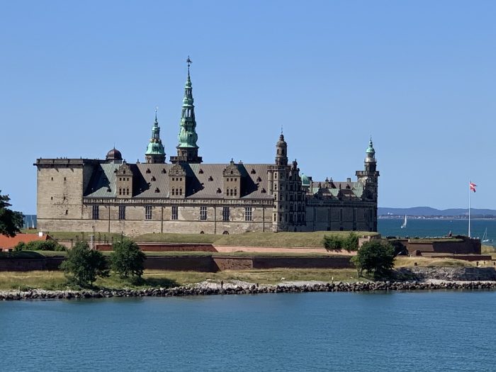 Kronborg slott sett fra sjøen under weekendtur til Helsingør