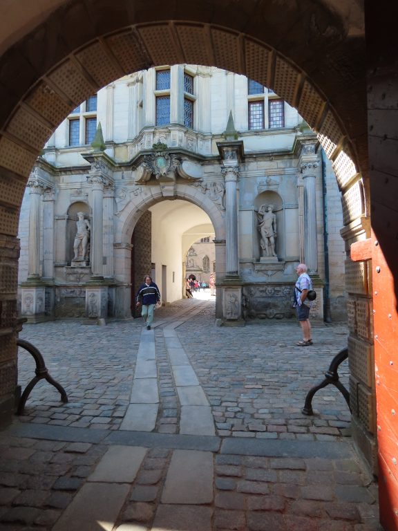 Portalen fra vollene og inn til kjerne av slottet