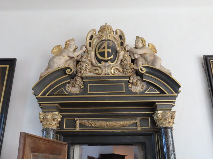 Utskåret detalj over en dør i slottet