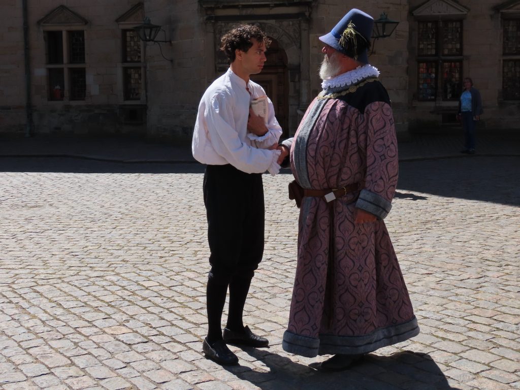2 skuespillere i teaterforestillingen Hamlet på Kronborg slott