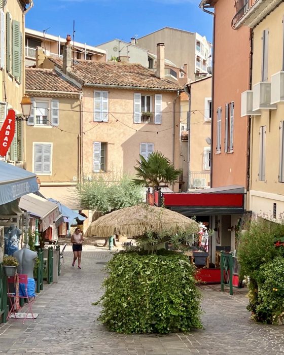 Gatebilde i Sainte Maxime i Frankrike under bobilferie fra Norge