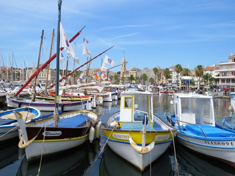 Havnen i Sanary-sur-mer i kystbyen i Provence under bobilferien fra Norge