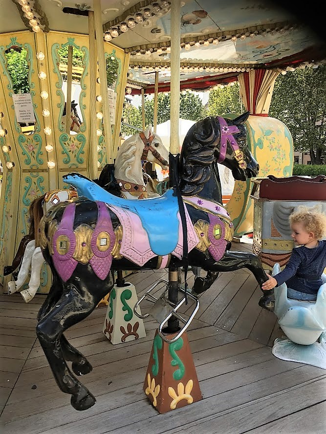 Detalj fra den koselige karusellen i Beaune