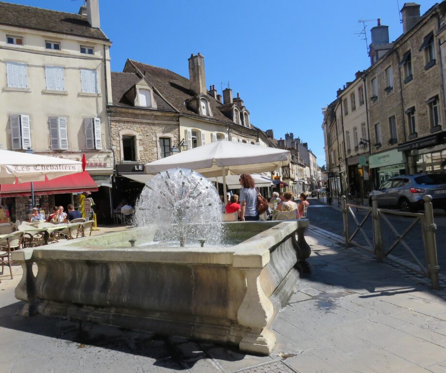Vannfontene i gatebildet i Beaune