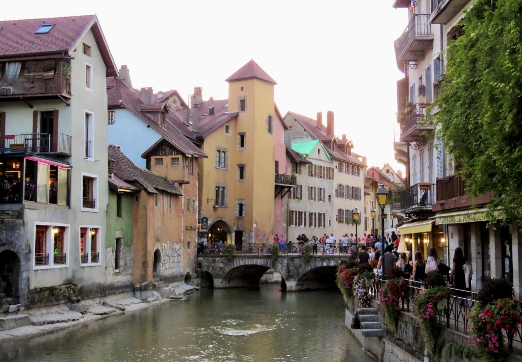 Kanal og gammel bebyggelse i Annecy