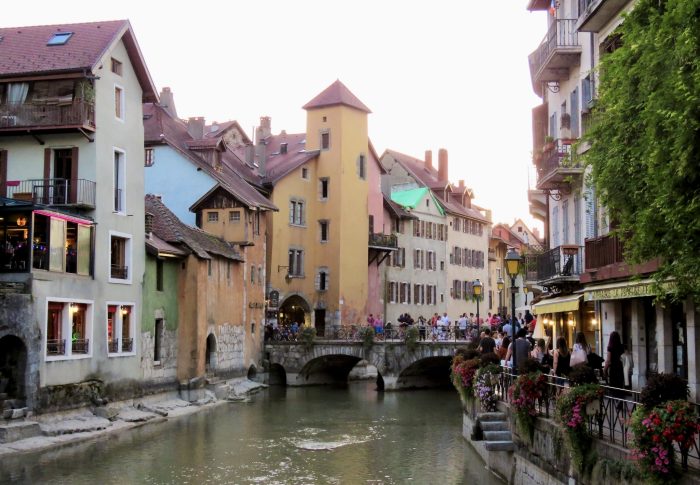 Kanal og gammel bebyggelse i Annecy