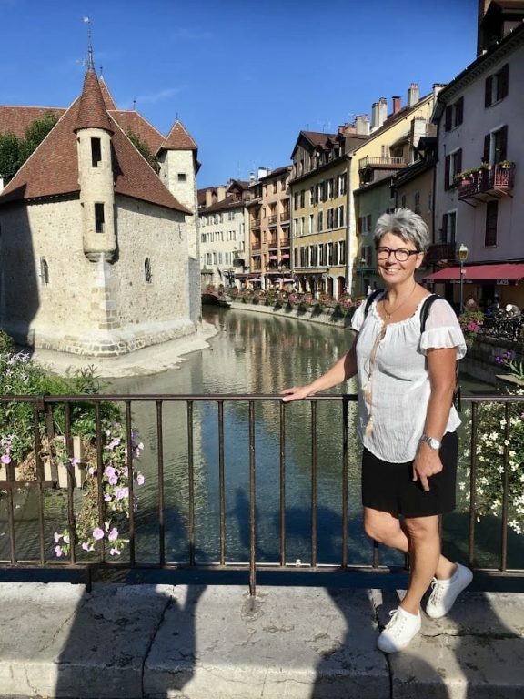 Mette ved broen inn til ikonisk byggverk i Annecy