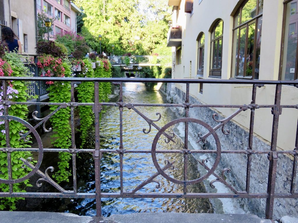 Fra broen ved kanalen i Annecy