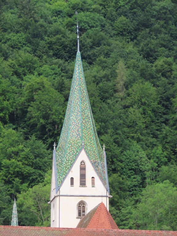 Det flotte tårnet på klosterkirken i Blaubeuren