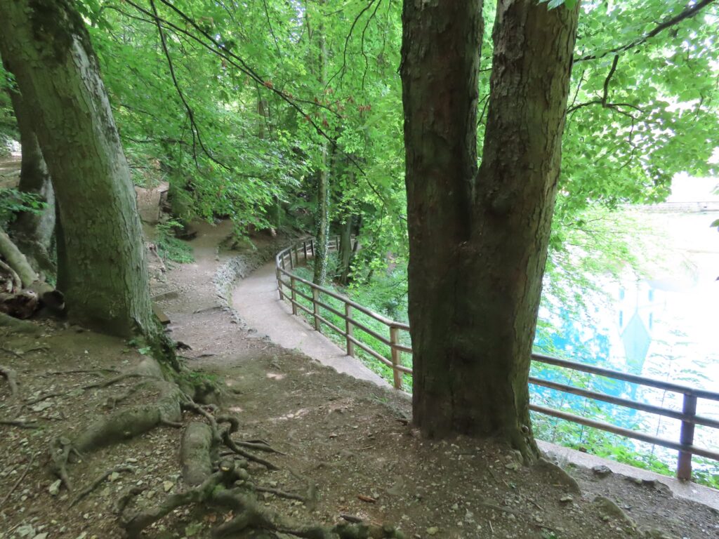 Fine gangstier rundt Blautopf