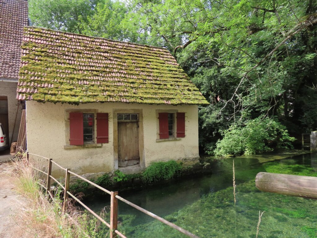 :t rustikt murhus som ligger inntil deler av Blautopf nær bobilplassen vi overnattet på