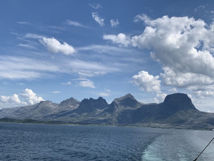 Overfarten til Herøy med De Syv Søstre som et vakkert bakteppe
