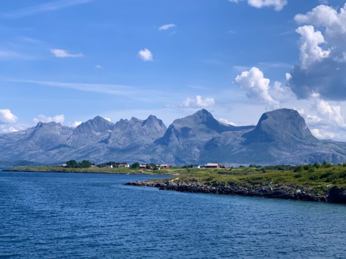 Naturlandskap med "De syv Søstre" i horisonten