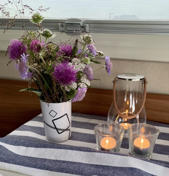 Markblomster var det overalt og måtte selvfølgelig inn i bobilen også