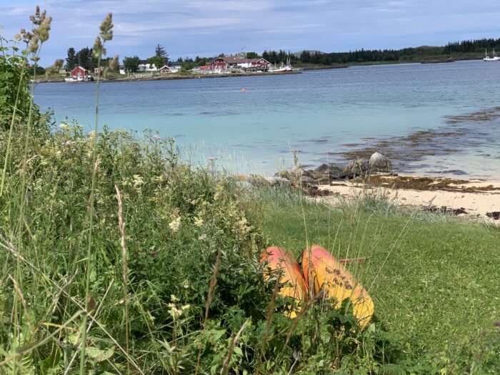 Oppdag Herøy i Nordland - en vakker naturopplevelse for livsnytere - Kajakkene ligger klar til en padletur i de fantastiske omgivelsene i havet rundt campingplassen