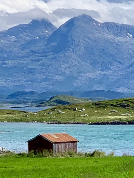 Oppdag Herøy i Nordland - Grånende bygg ved vannskorpa