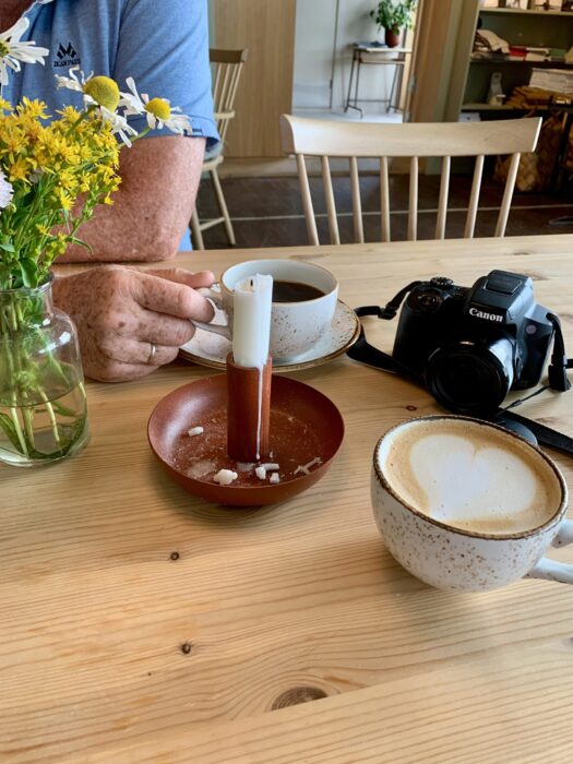 Kaffekoppen og kamera i skjønn forening - Skolo