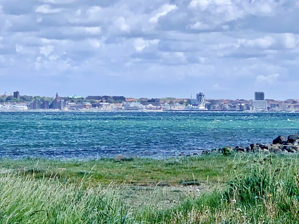 Skyfull dag med utsikt over Øresund til Helsingborg