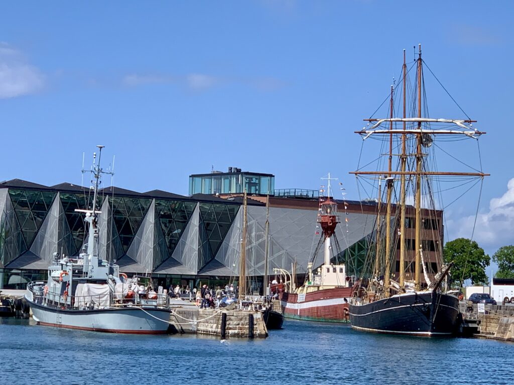 Flere spennende båter inne i havnen