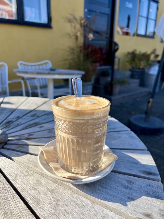 Kaffe latte ved kafeen. Oppdagelse Lolland - sjarmerende Sakskøbing