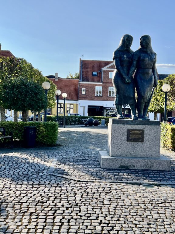 Statue på torget i Sakskøbing til minne om polske sesongarbeidere