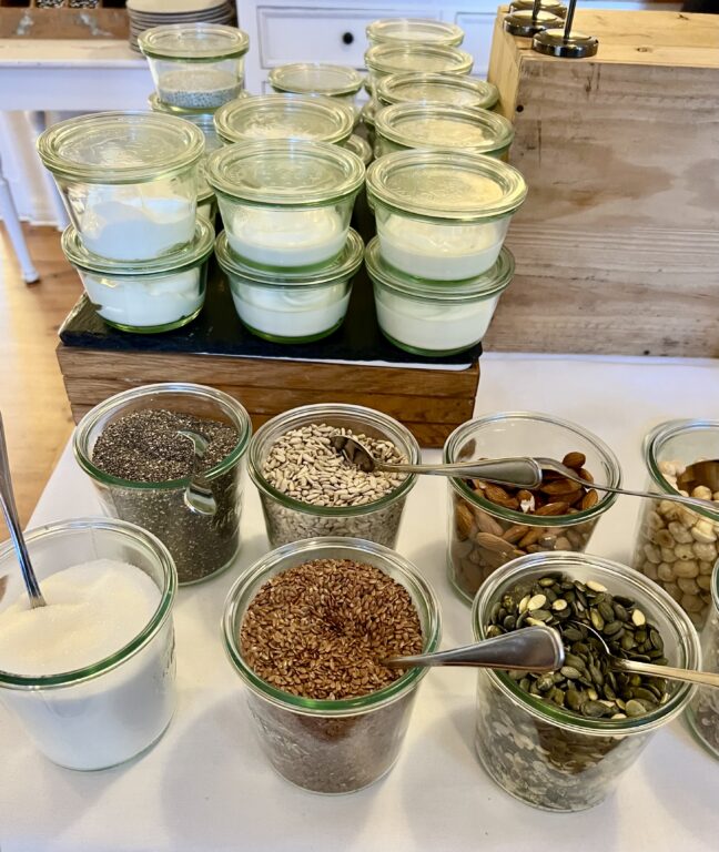 Frokostbuffeten var rikholdig og smakfull