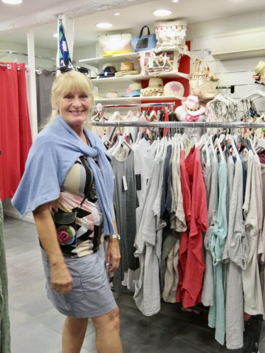 Bilde av Lise Groth i klesbutikk i Sainte Maxime