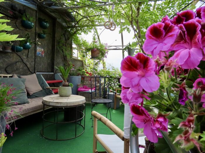 Blomstene bugner blant mange stillebener og arrangementer