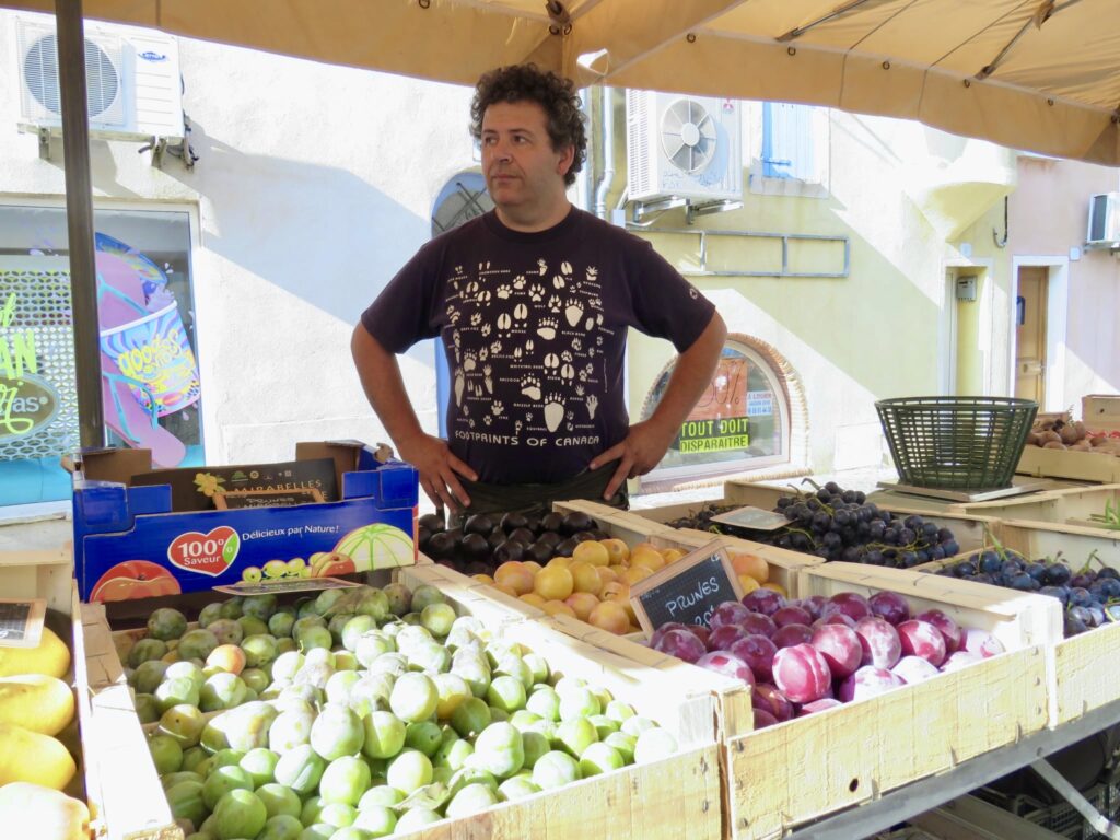 Glad selger på matmarkedet