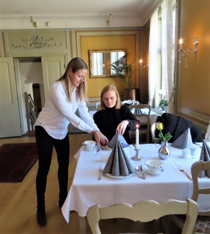 Bordet er dekket til afternoontea for 2 - Gamlebyen gjestgiveri som har blitt til VÆRK