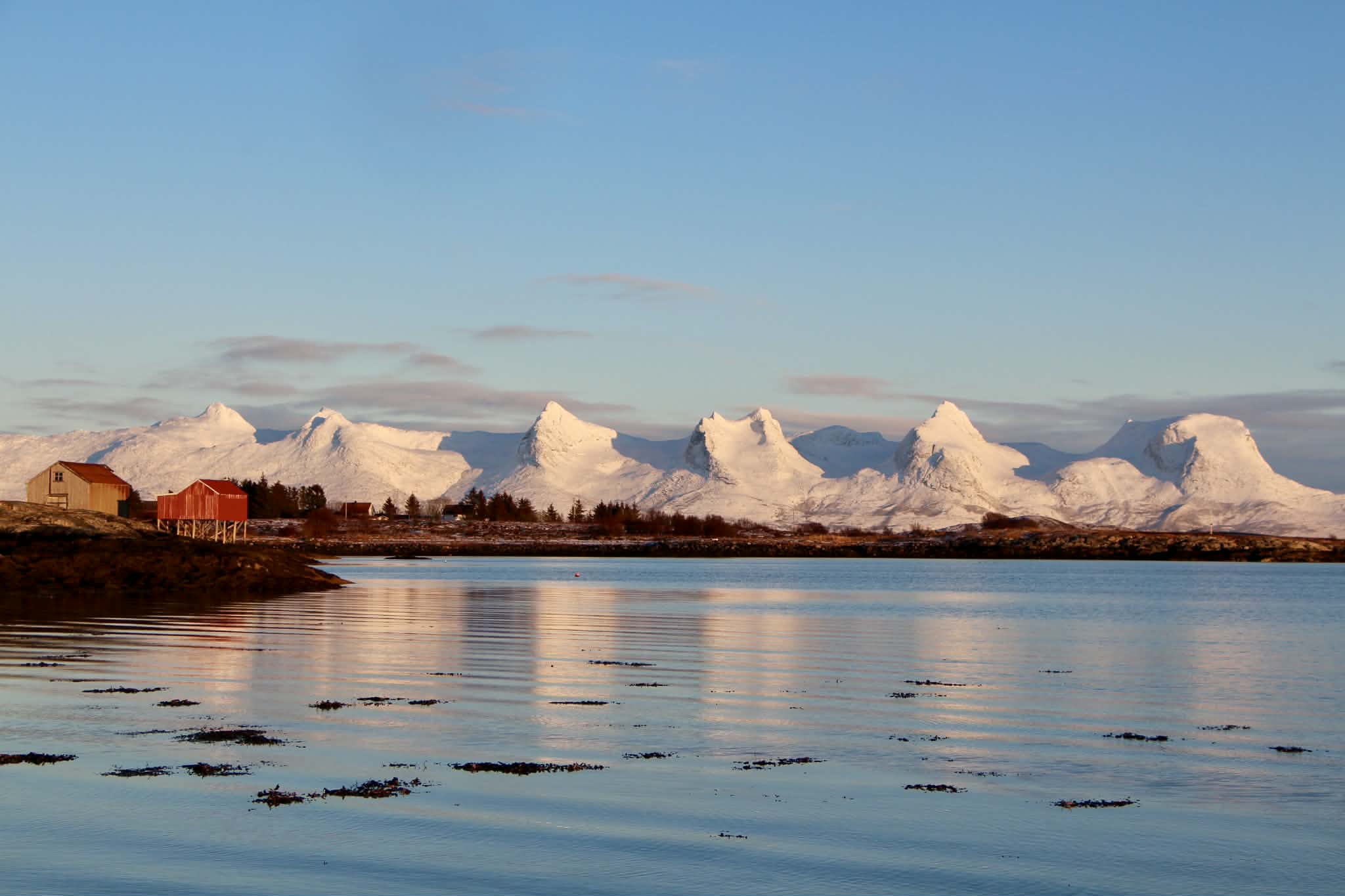 Utsikt mot De syv søstre - sett fra Seløy