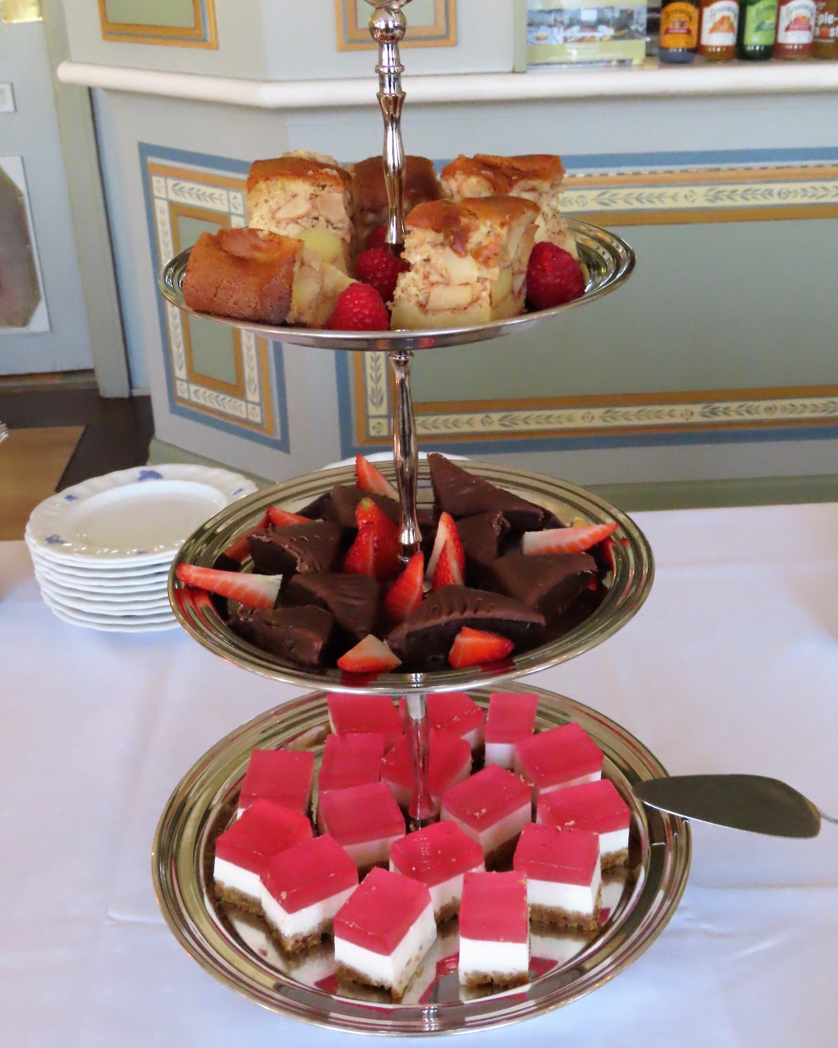 3 etasjer med godsaker servert på afternoontea på tidligere Gamlebyen gjestgiveri - nå VÆRK