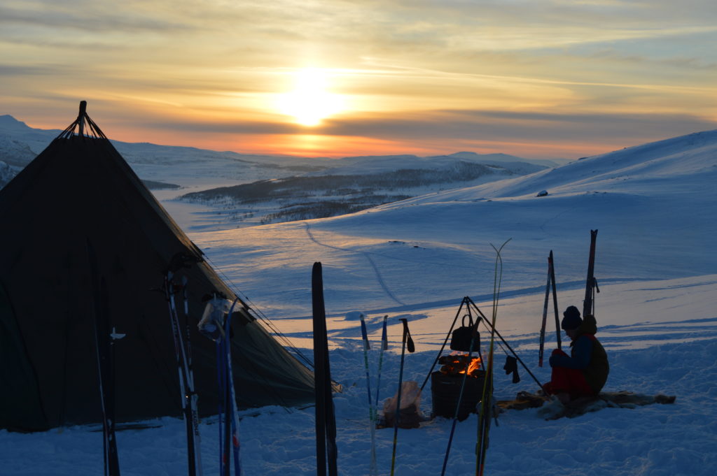 Beitoaktiv tilbyr overnatting i fjellet. Foto med stemning utenfor lavvoen. Beitoaktiv