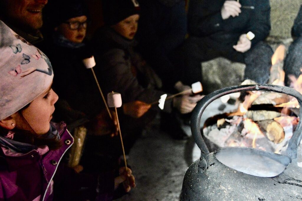 Viltaften i lavvo, Beitostølen, desserten av grillete marshmallows