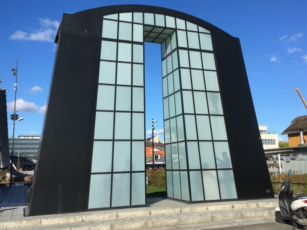 Monument på utsiden av Slippen