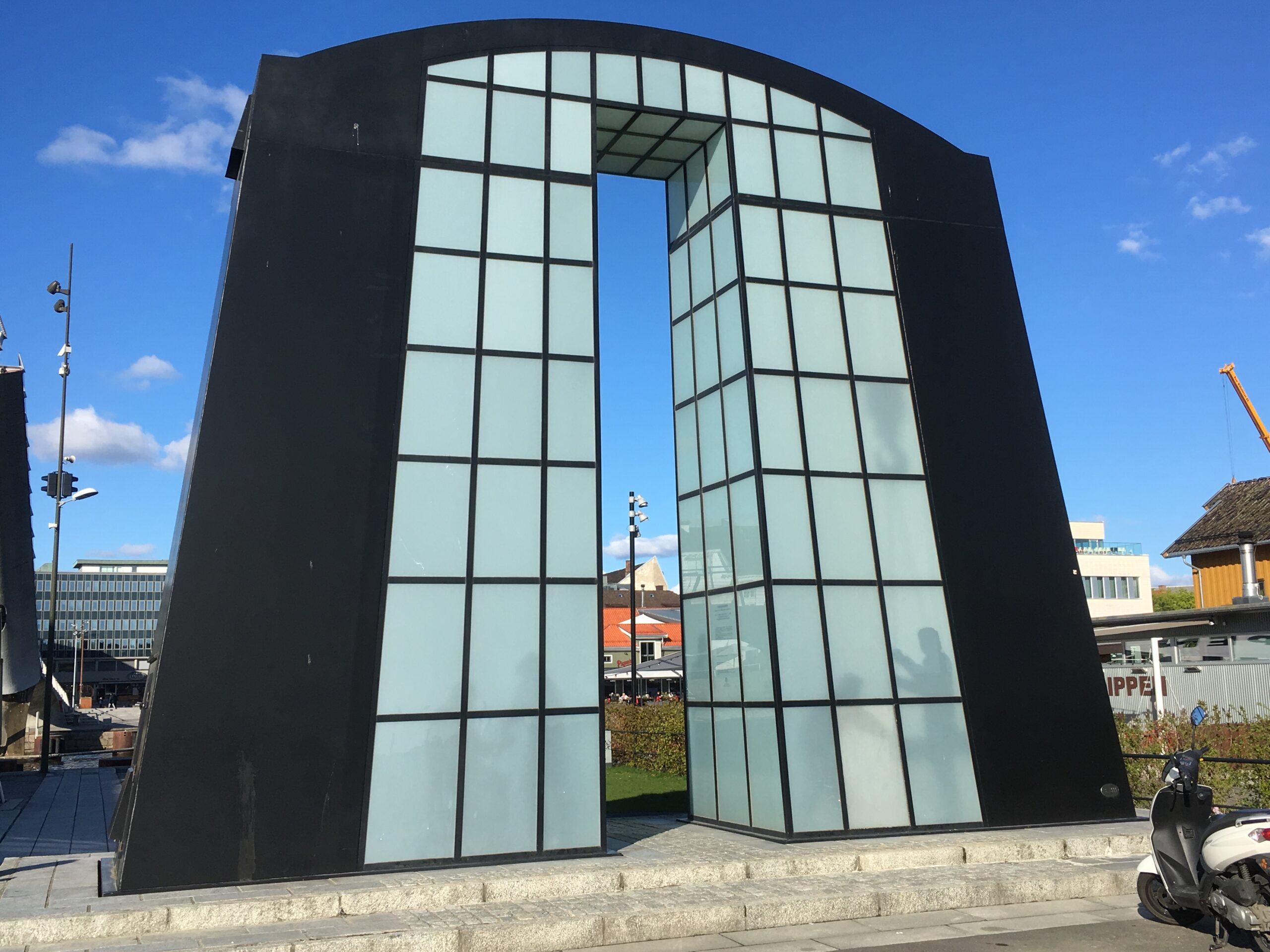 Monument på utsiden av Slippen