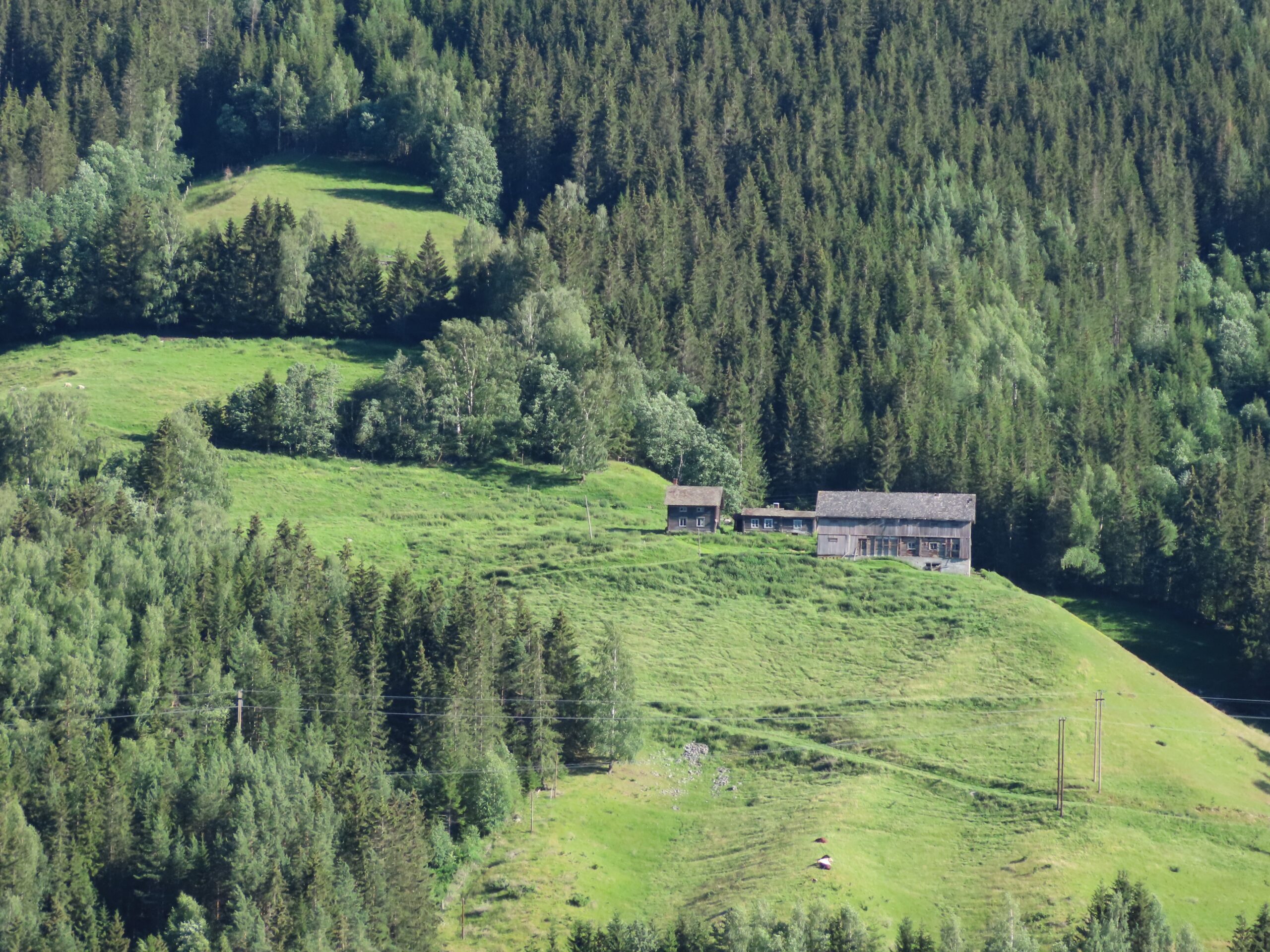 Kulturlandskap langs Gudbrandsdalsvegen - gammel gård i skråningen