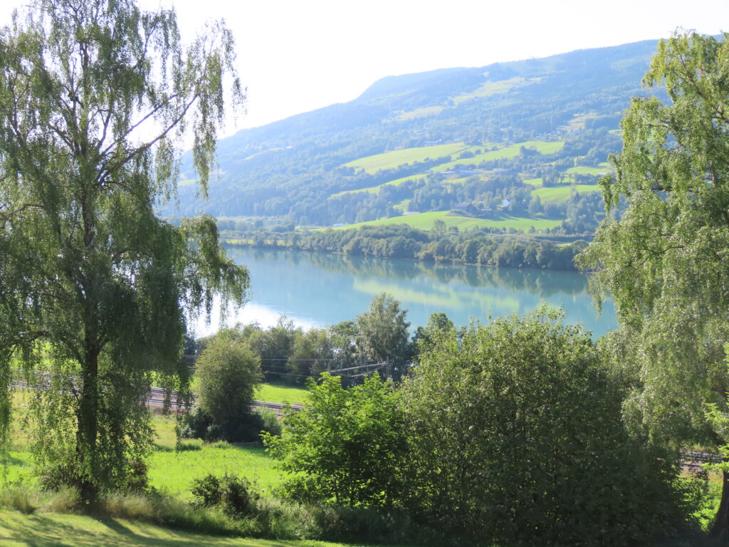 Opplev Gudbrandsdalsvegen - Norges fineste omvei Bilde over Gudbrandsdalslågen - tatt fra Dale-Gudbrands gard