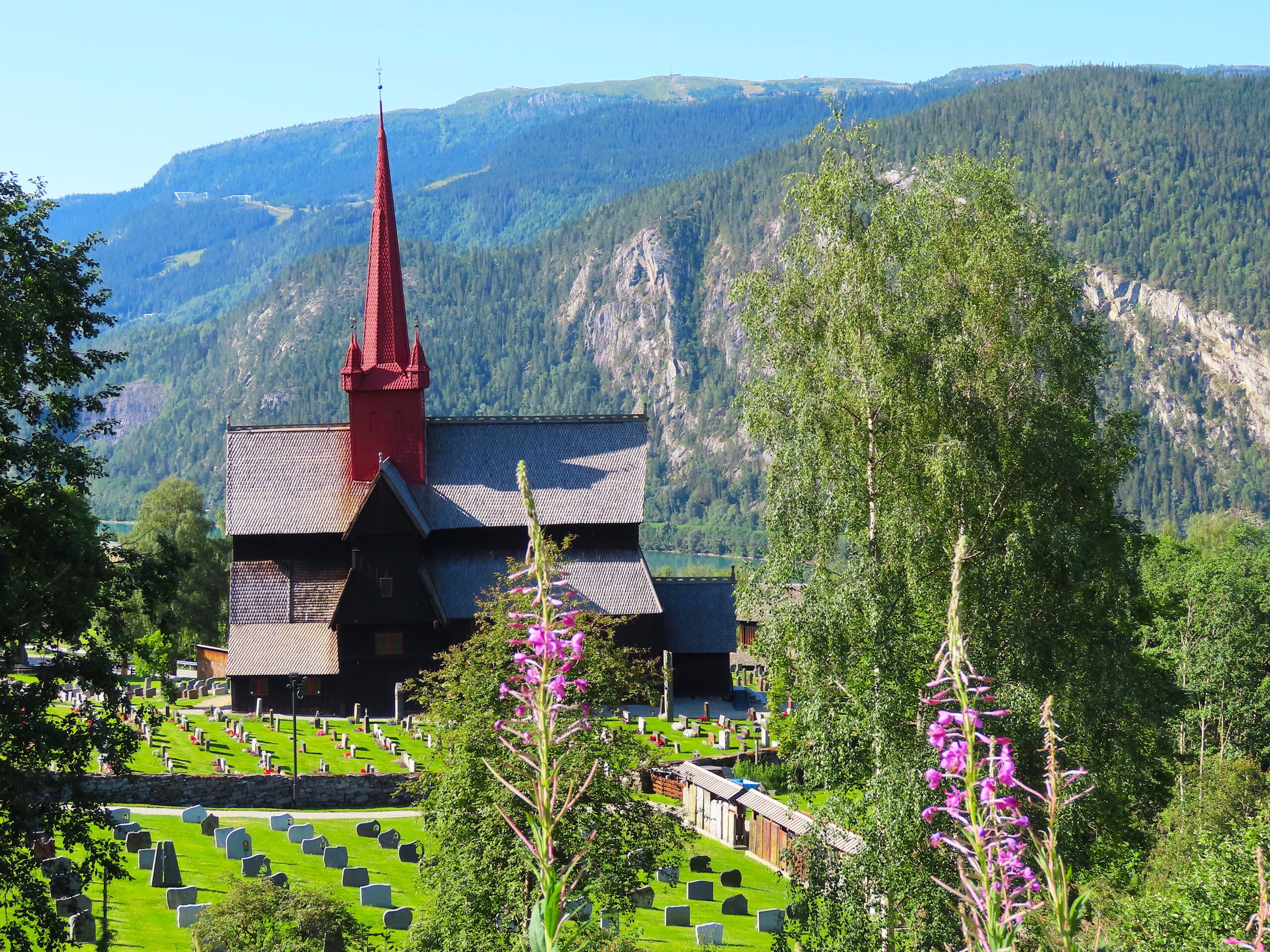 Ringebu Stavkirke sett fra Ringebu Prestegard