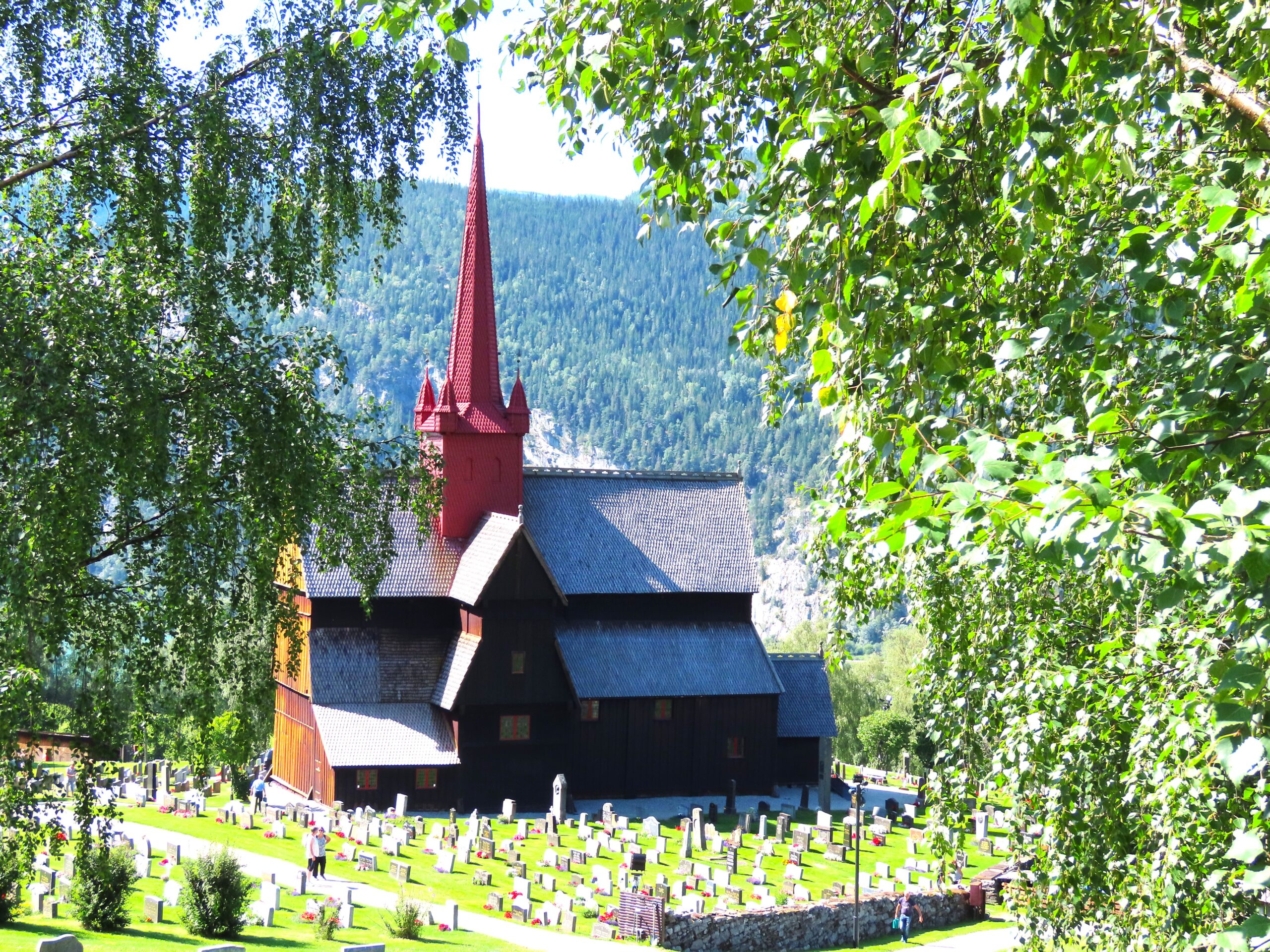 Ringebu Stavkirke sett gjennom løvverk