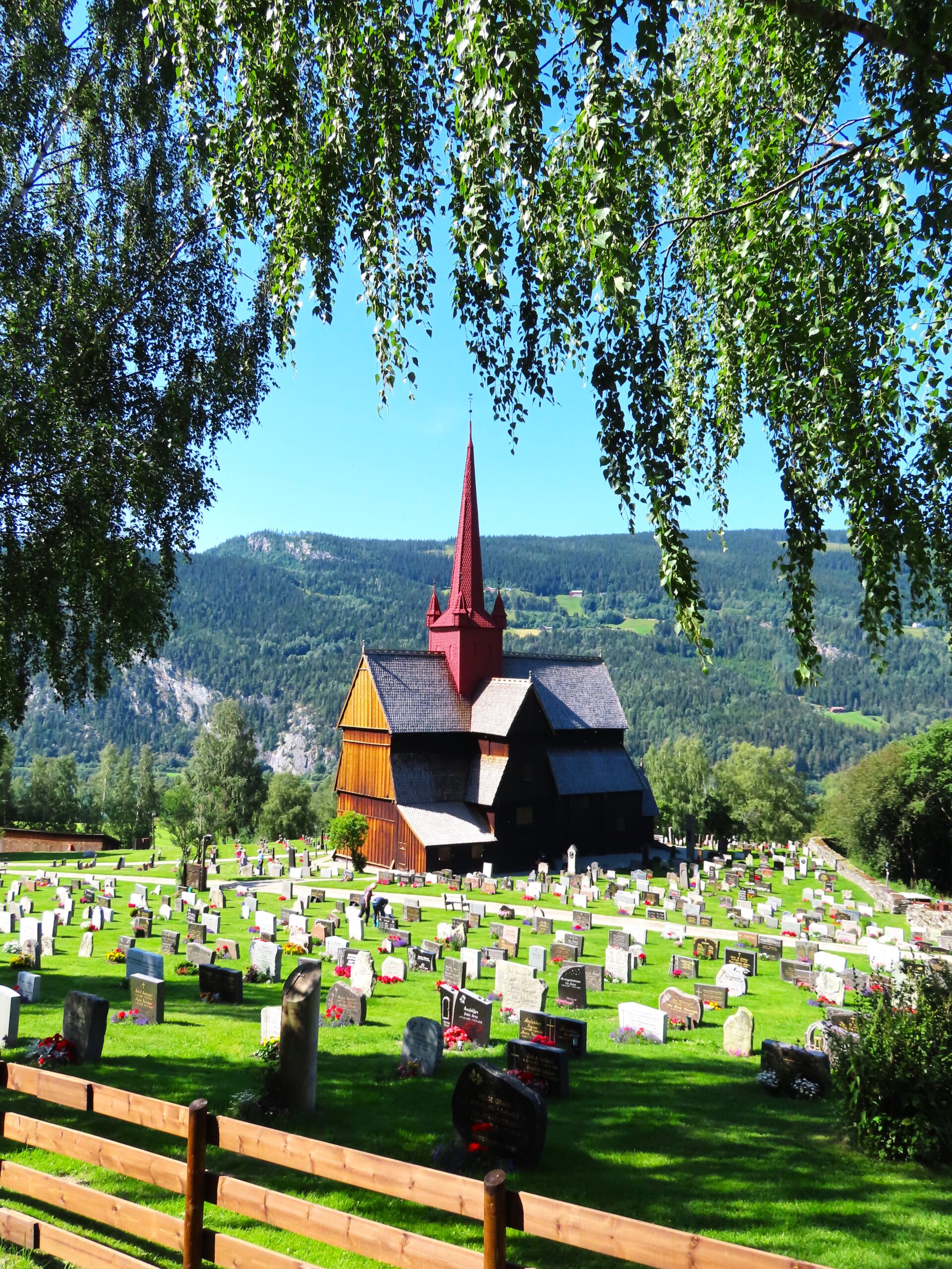 Opplev Gudbrandsdalsvegen - Norges vakreste omvei - Ringebu stavkirke