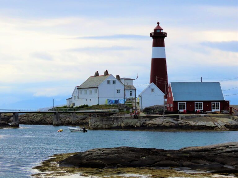 Tranøy Fyr med glimt av havet – Hamarøy i Nordland - fyret sett fra gangbroen