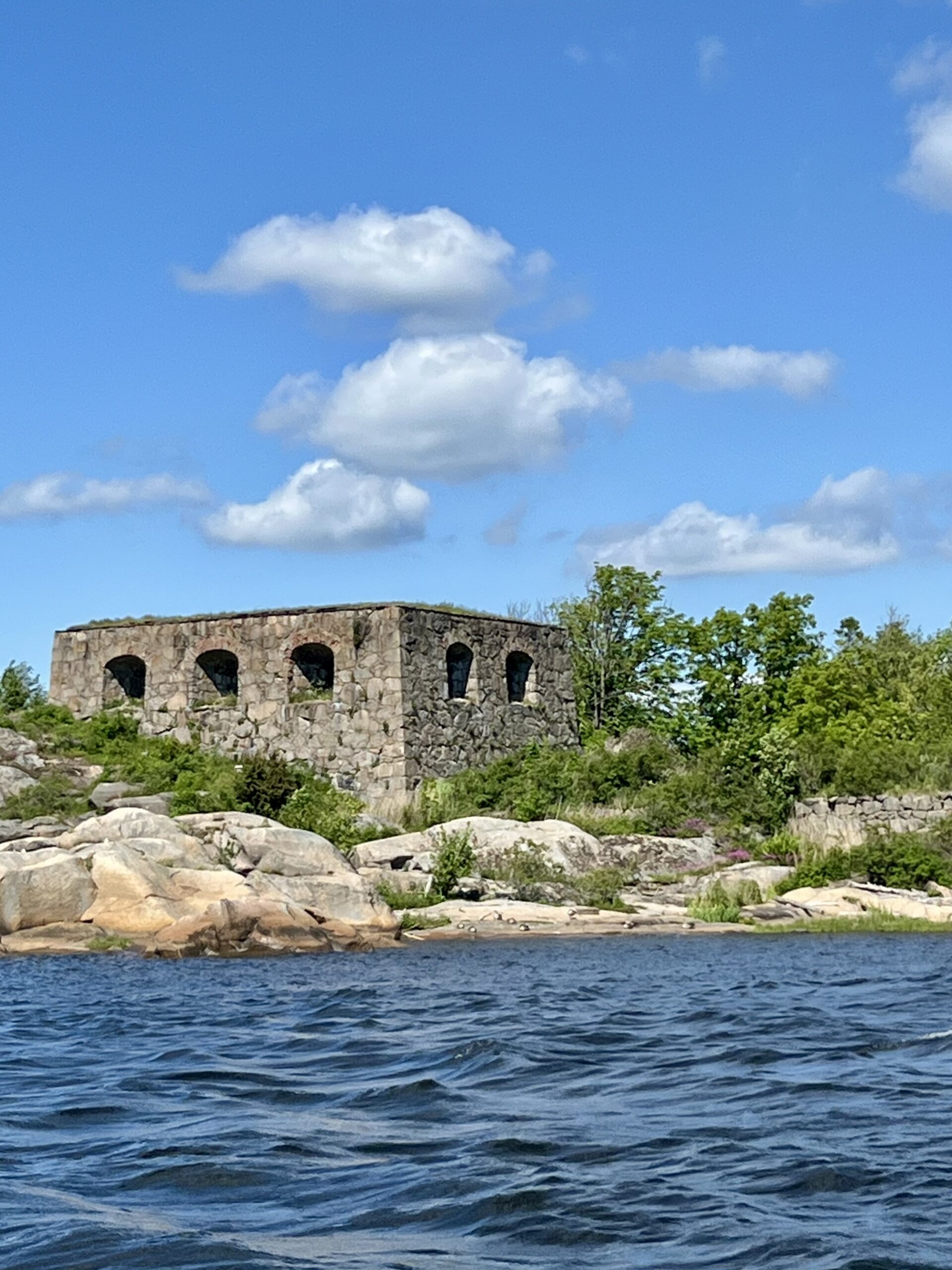 Kråkerøy sett fra sjøen – historier og minner gjennom 6 tiår. Huth Fort Kjærringholmen