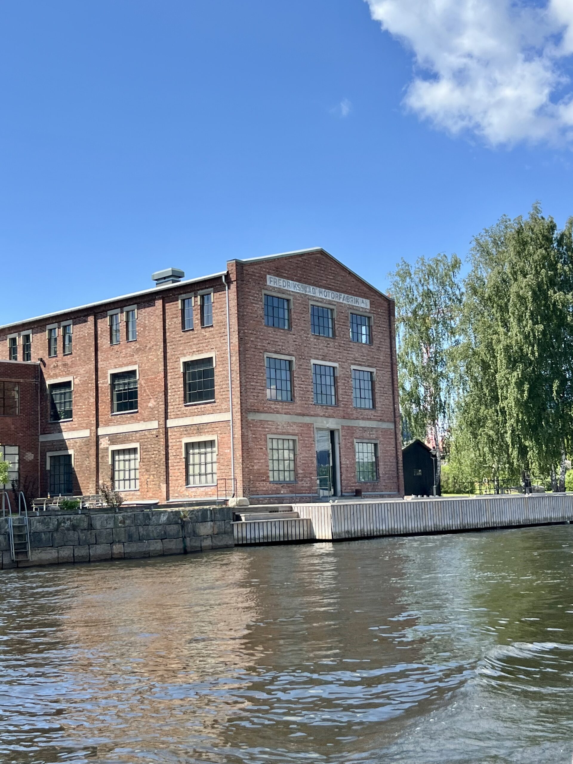 Kråkerøy sett fra sjøen – historier og minner gjennom 6 tiår. Bygget som huset Fredrikstad motorfabrik