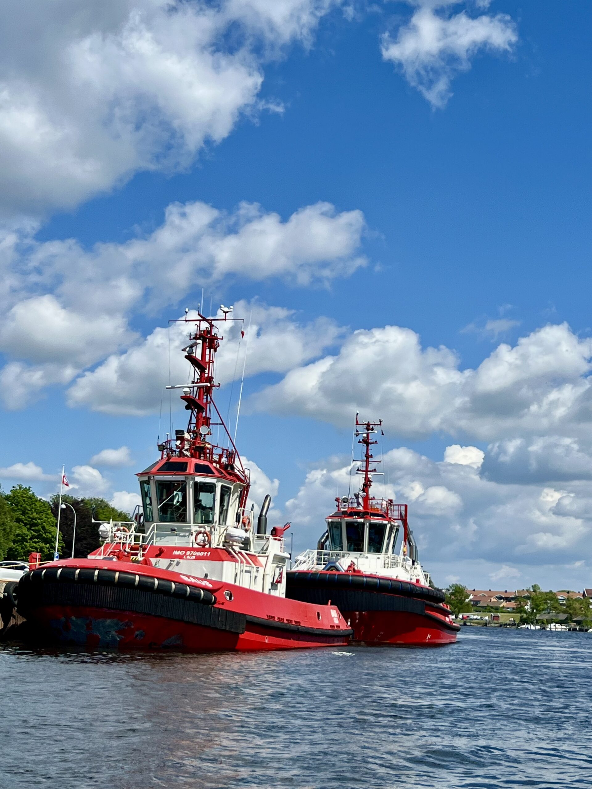 Los- og slepebåter ligger til kai ved cicignong