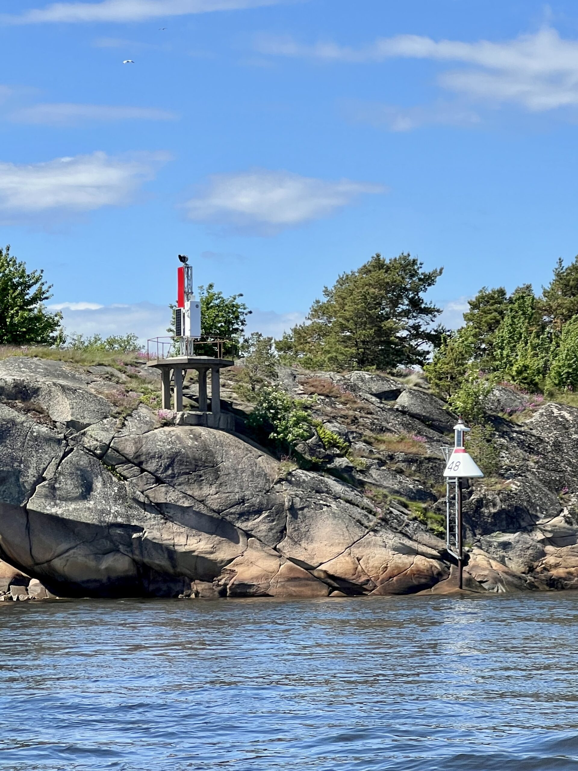 Kråkerøy sett fra sjøen - Fyret på Kallera