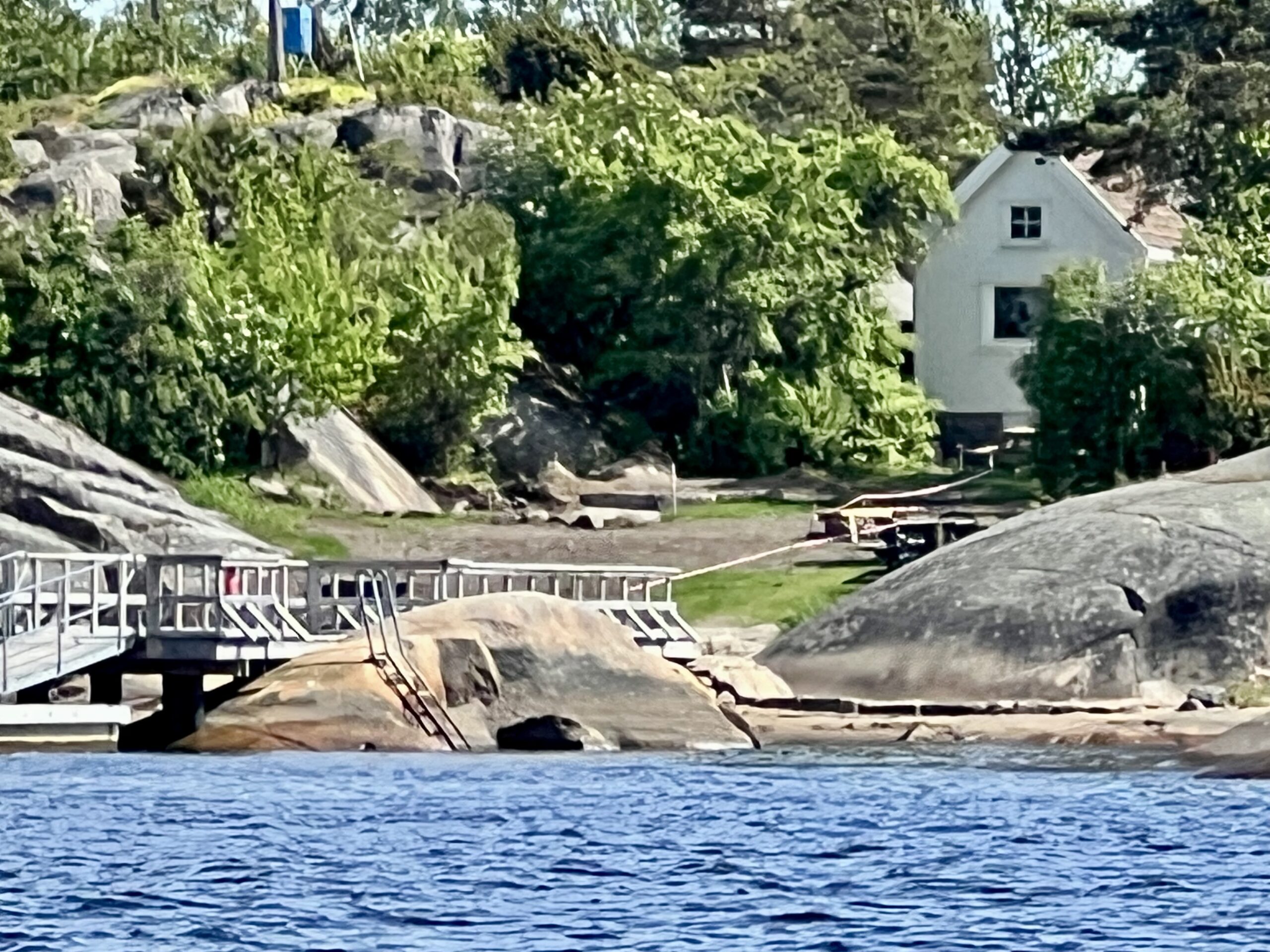 Kråkerøy sett fra sjøen – historier og minner gjennom 6 tiår. Pynten kommer til syne