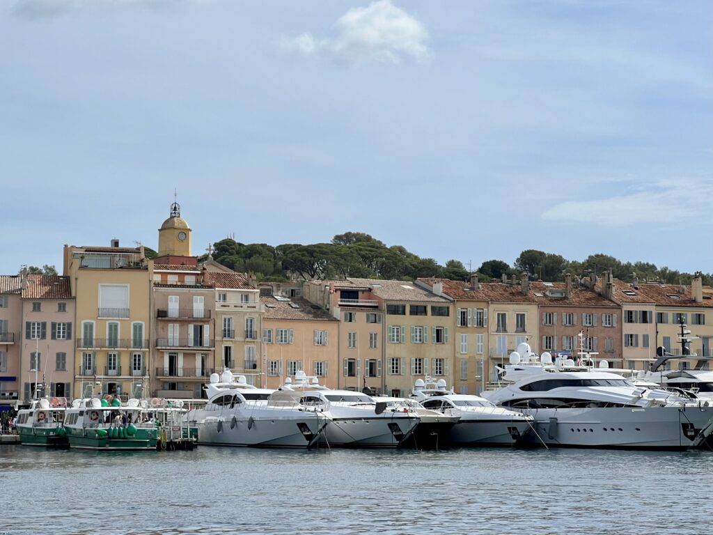 4 sjarmerende steder langs den franske riviera. Fra Sait-Tropez