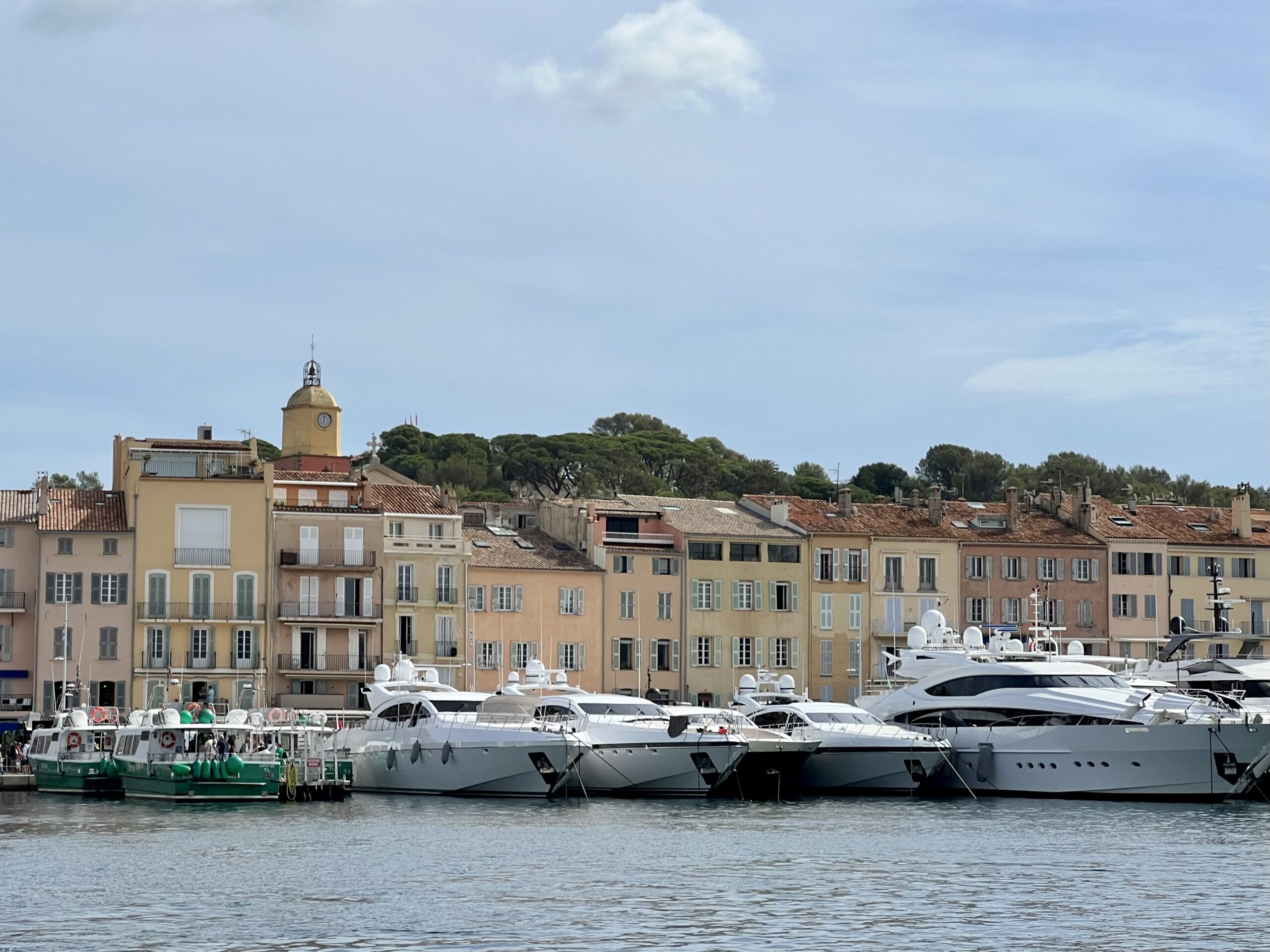 4 sjarmerende steder langs den franske riviera. Fra Sait-Tropez