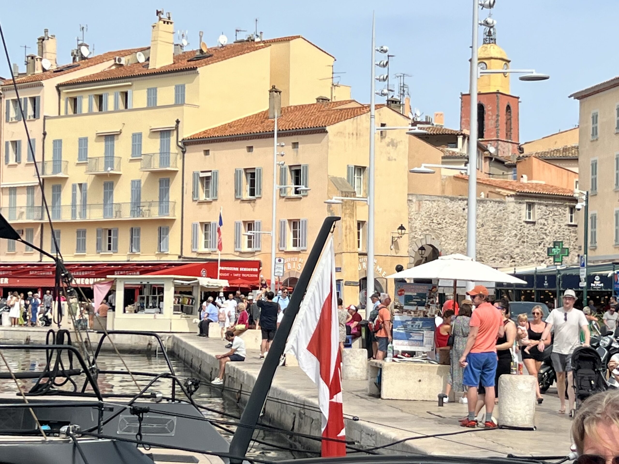 4 sjarmerende steder langs den franske riviera. Folkeliv langs havna i Saint-Tropez